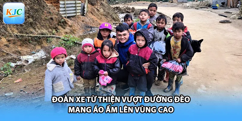 Đoàn xe từ thiện vượt đường đèo mang áo ấm lên vùng cao