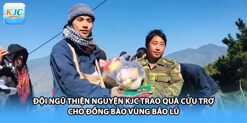 Đội ngũ thiện nguyện KJC trao quà cứu trợ cho đồng bào vùng bão lũ