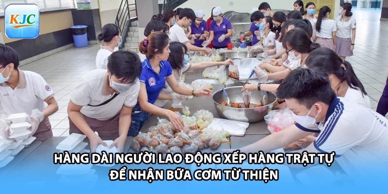 Hàng dài người lao động xếp hàng trật tự để nhận bữa cơm từ thiện