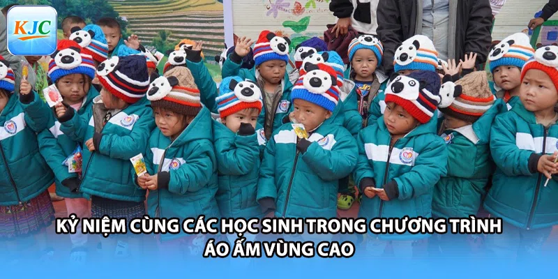 Kỷ niệm cùng các học sinh trong chương trình áo ấm vùng cao