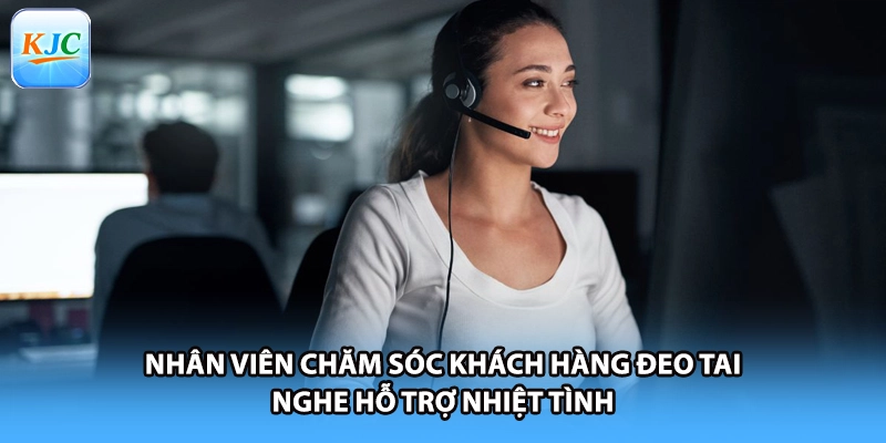 Nhân viên chăm sóc khách hàng đeo tai nghe hỗ trợ nhiệt tình