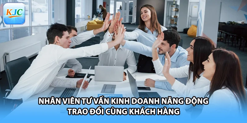 Nhân viên tư vấn kinh doanh năng động trao đổi cùng khách hàng