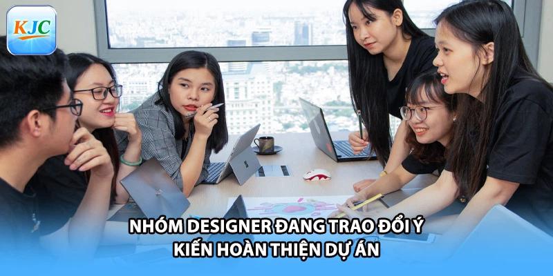 Nhóm designer đang trao đổi ý kiến hoàn thiện dự án
