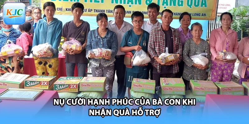 Nụ cười hạnh phúc của bà con khi nhận quà hỗ trợ