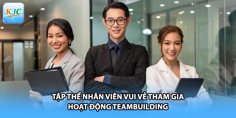 Tập thể nhân viên vui vẻ tham gia hoạt động teambuilding